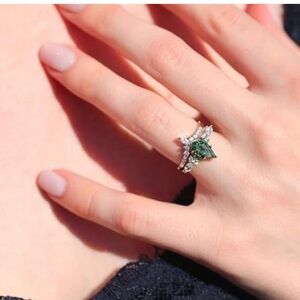 🆕 Genuine Moss Agate and zirconia silver ring